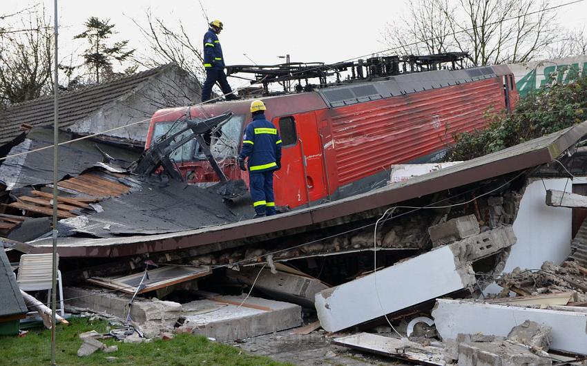 Schwerer VU Bus Zug Düsseldorf P149.JPG